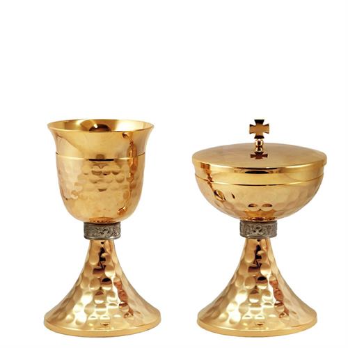 CALICE E PISSIDE DORATI CON MARTELLATURA