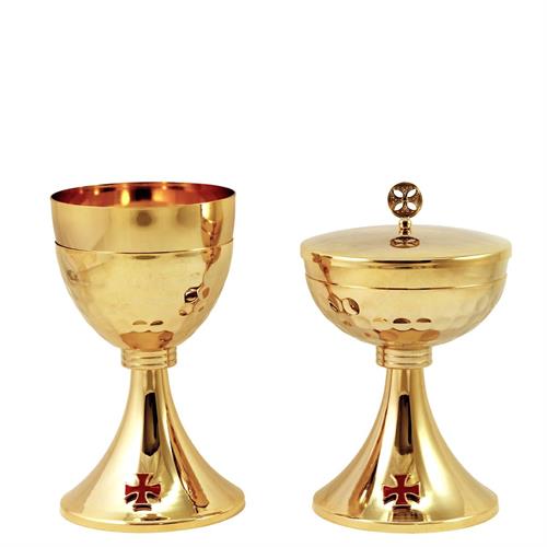 CALICE E PISSIDE DORATI CON SOTTOCOPPA MARTELLATA E CROCE SMALTA