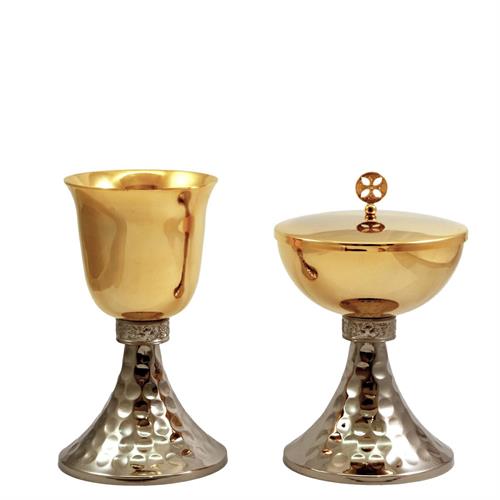 CALICE E PISSIDE BICOLORE CON MARTELLATURA E NODO CON DECORO