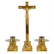CROCE E CANDELIERI DORATI DA ALTARE SU BASE CAPITELLO h. 49 cm.