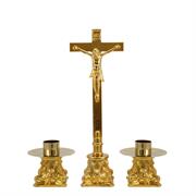 CROCE E CANDELIERI DORATI DA ALTARE SU BASE CAPITELLO h. 40,5 cm