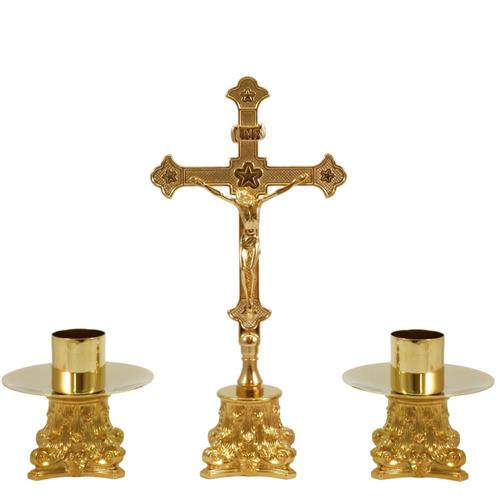 CROCE E CANDELIERI DA ALTARE DORATI SU BASE CAPITELLO h. 30 cm.
